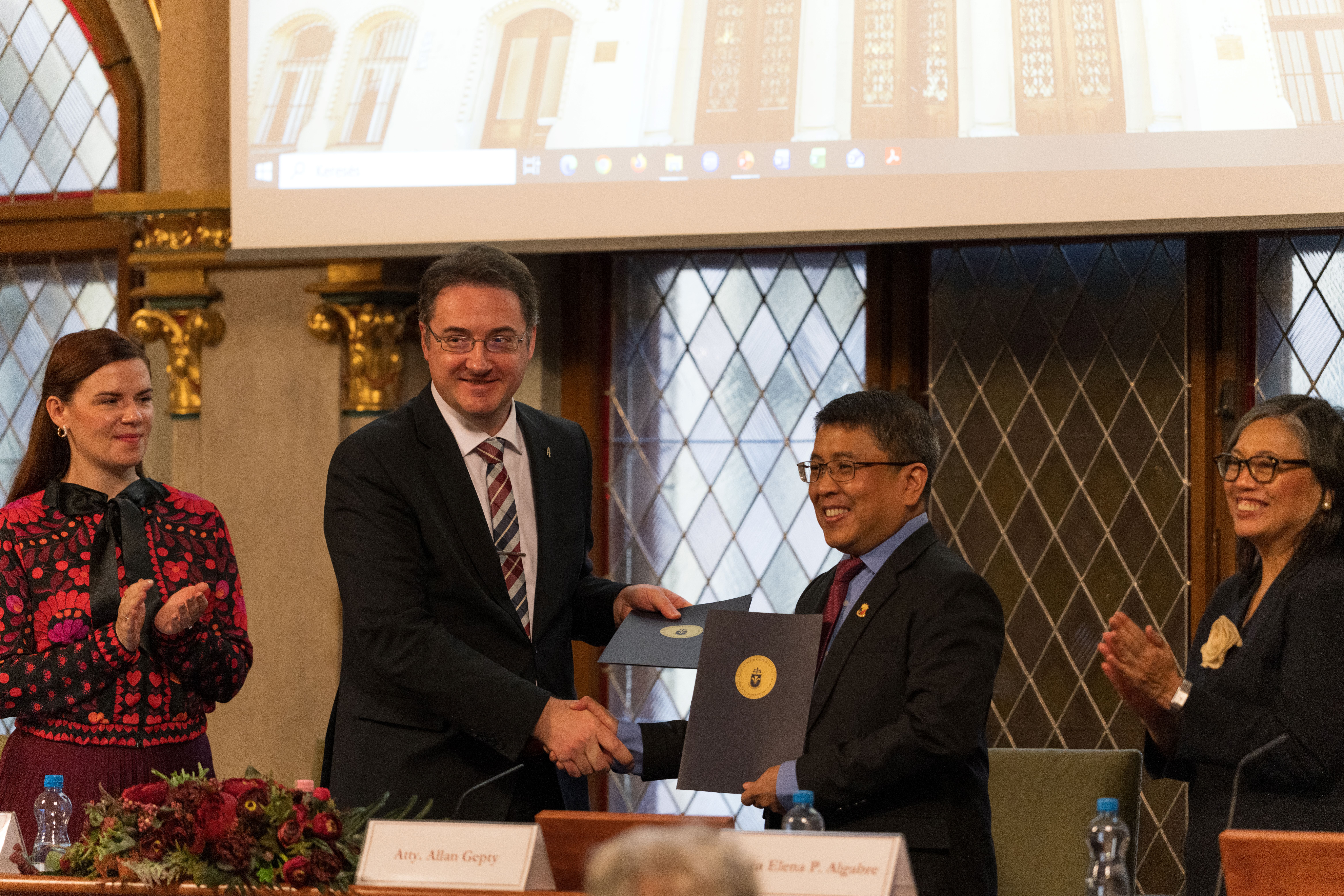 A Santo Tomas Egyetem delegációja a Pázmányon