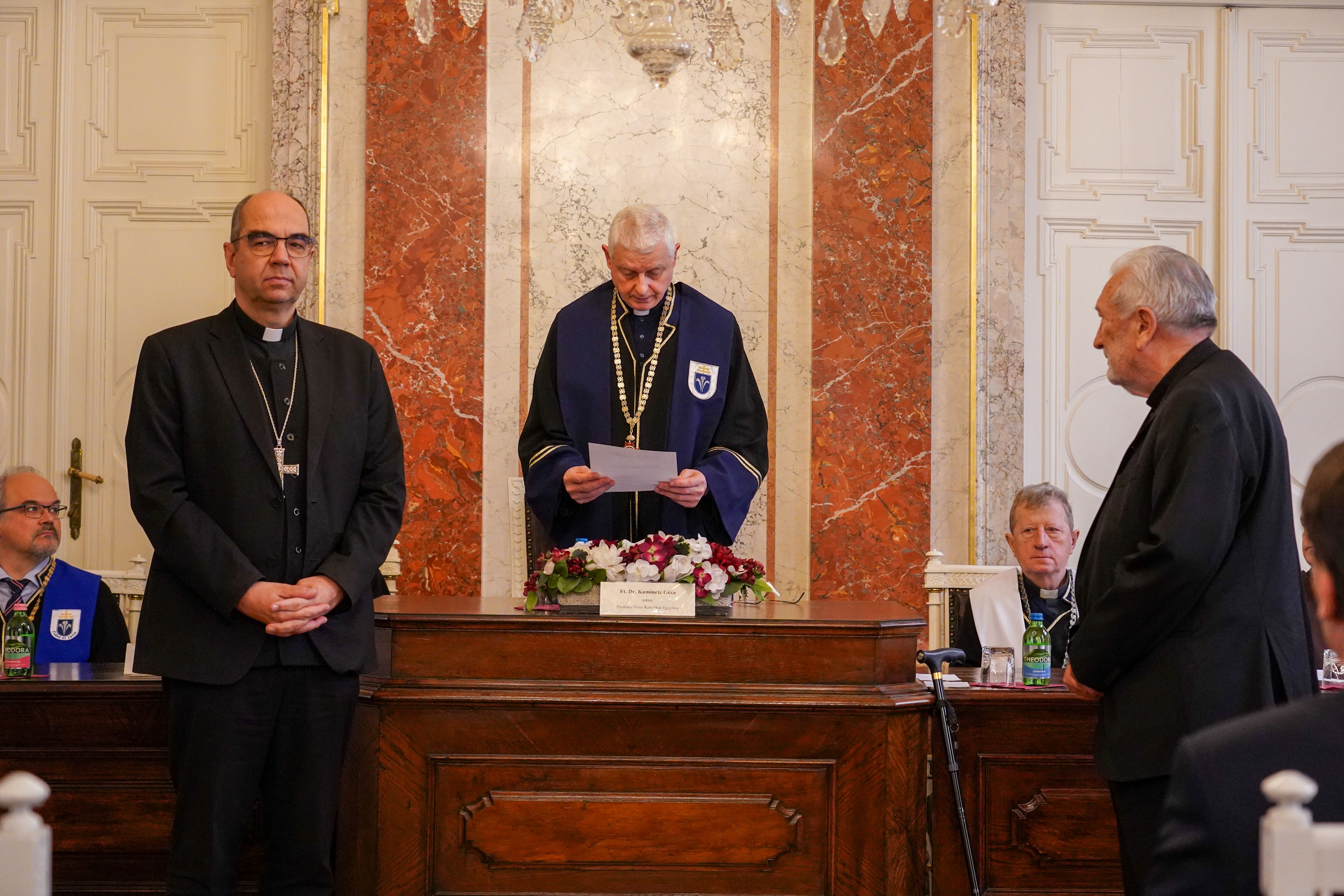 Sir Partha Dasguptát és Szentmártoni Mihályt díszdoktorrá avatták