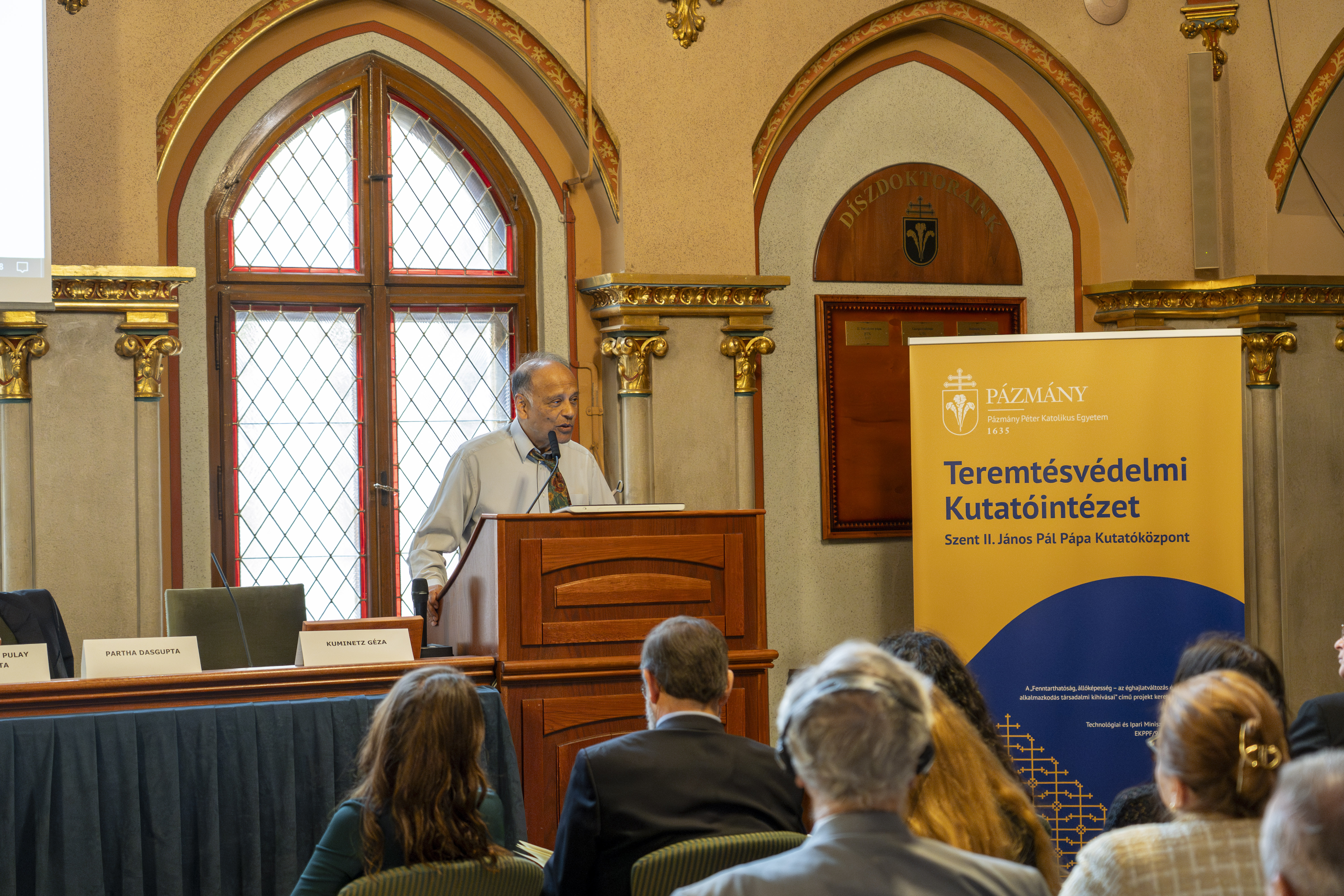 ”Ki kell törtünk a GDP mágikus köréből”: Sir Partha Dasgupta professzor, a Cambridge Egyetem emeritus professzorának előadása a Pázmányon a közgazdaságtan új szemléletéről