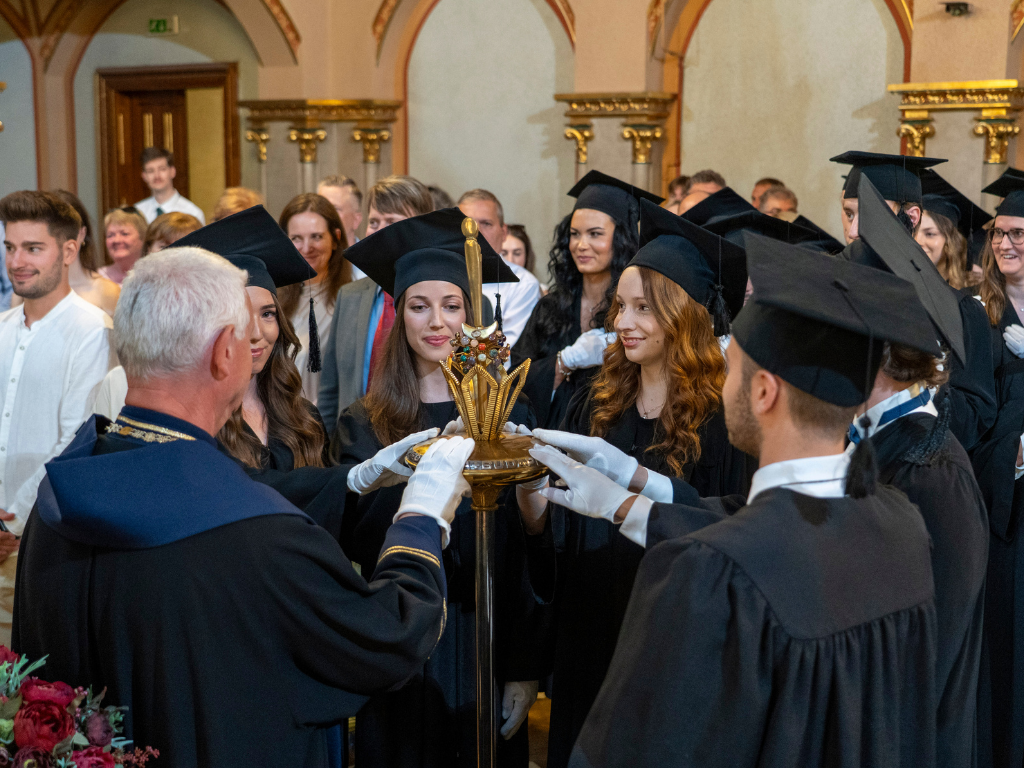 Diplomaátadó ünnepséget tartott a Jog- és Államtudományi Kar