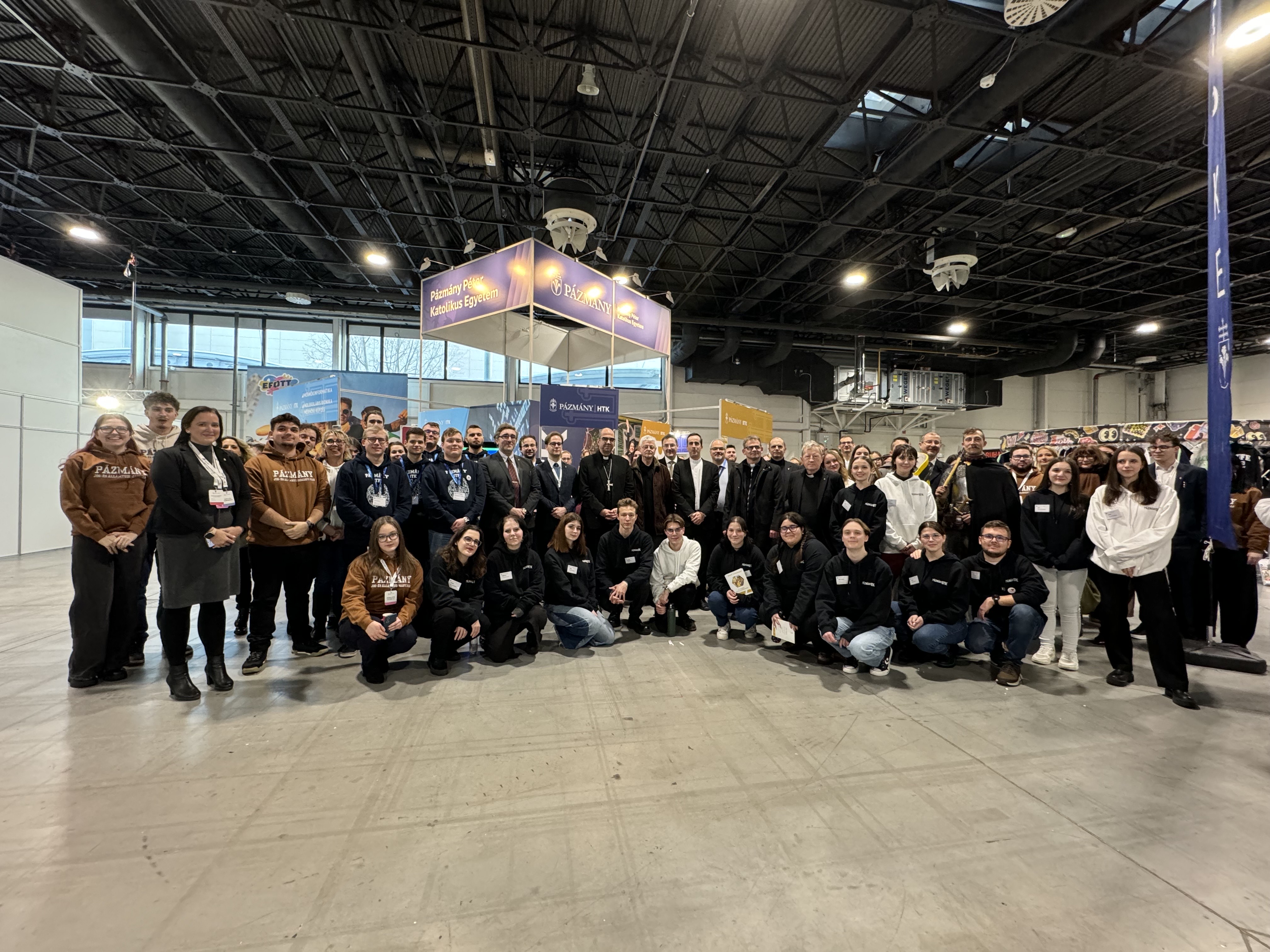 Hit és oktatás együtt kovászként hat – Székely János püspök meglátogatta az Educatio kiállítást