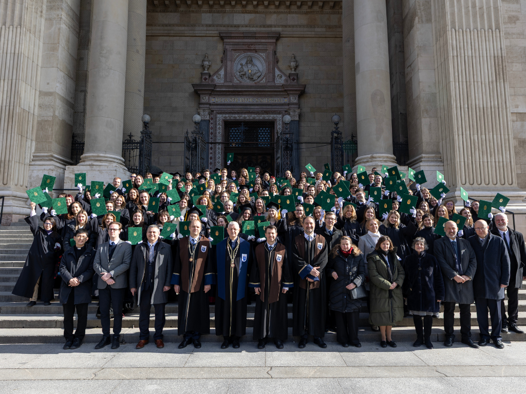 Több száz hallgató vehette át diplomáját a Pázmány 2025/2026-os tanévének téli ünnepségein