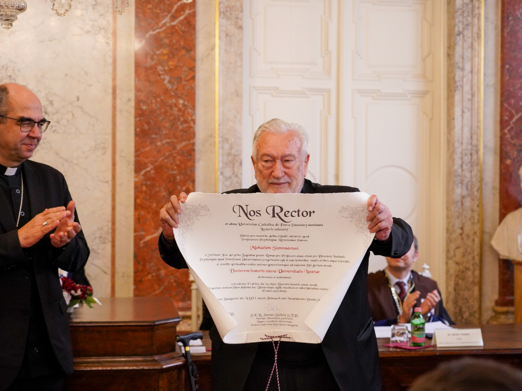 Sir Partha Dasgupta és Szentmártoni Mihály SJ díszdoktori címet kaptak a Pázmányon