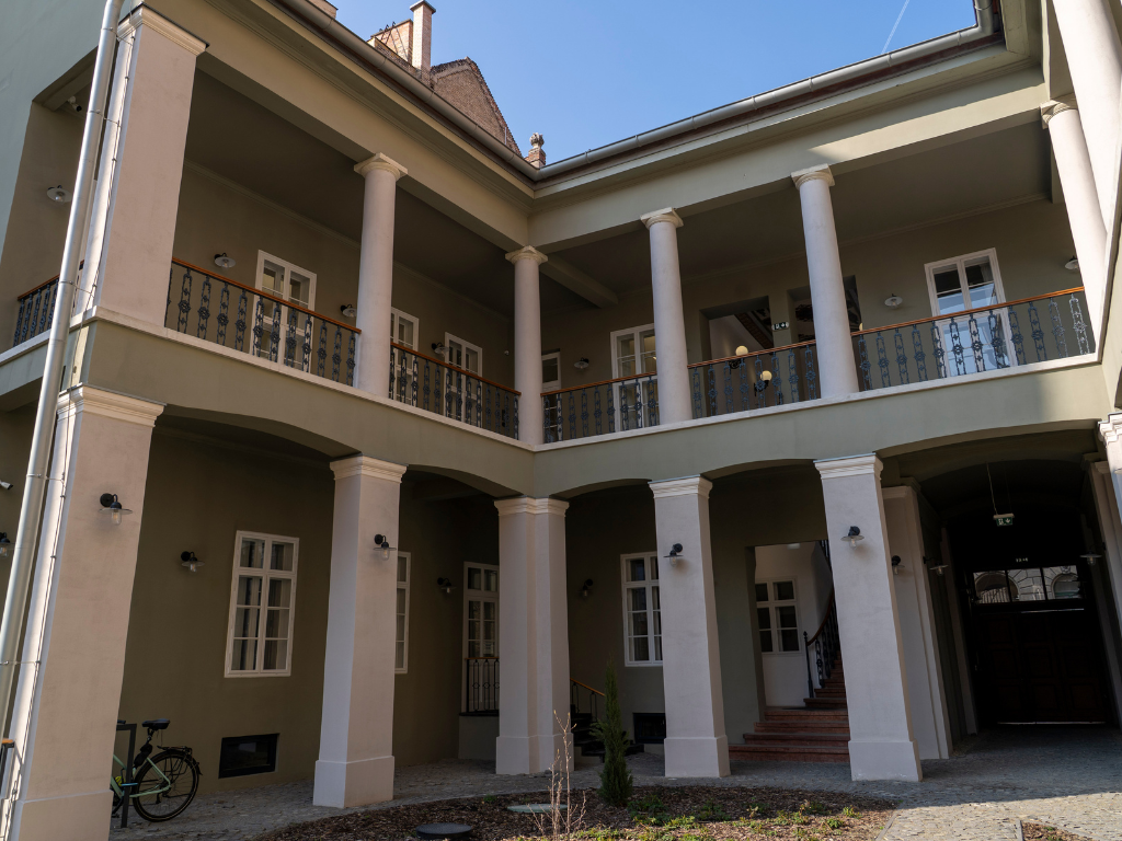 Megszentelték a megújult Kéményseprőház épületét