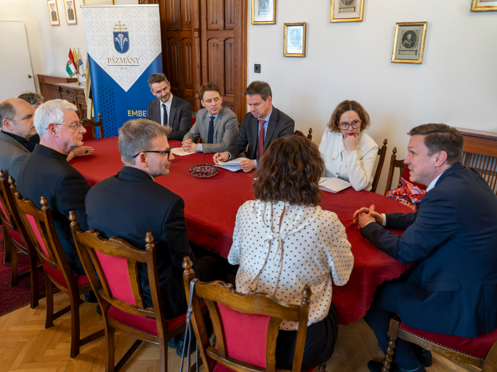 Francia nagykövet a Pázmányon