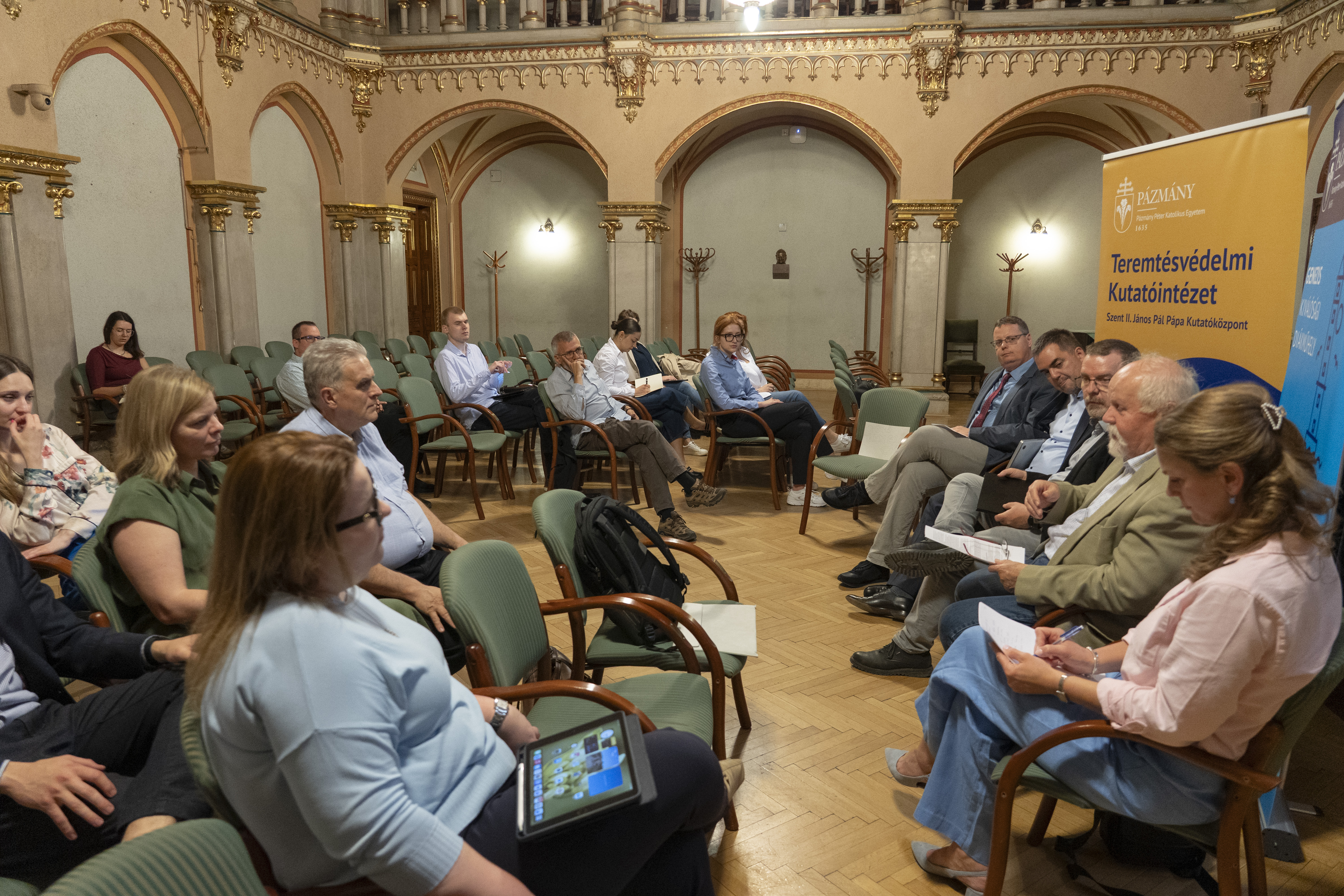 Az azbesztszennyezésről tartottak kerekasztal beszélgetést a Pázmányon