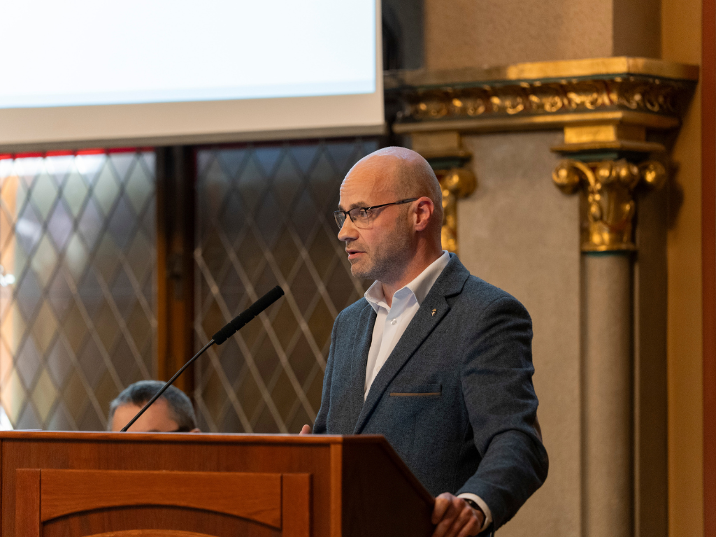 Értékek a mikrofon mögött – interjú Dr. Radetzky Andrással